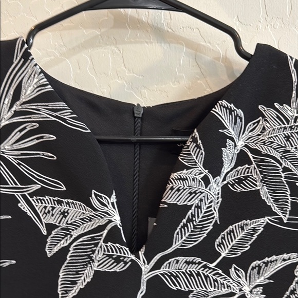 NWT Black Floral Cap Sleeve Midi Dress size medium - Picture 6 of 7